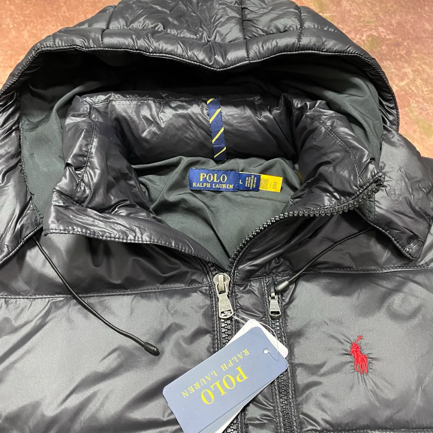 P740 The top version distinguishes currency from the official website for details, scan the QR code to enter the official website] 24SS Winter New Rah Lauren Winter Gorham Down Jacket with Detachable Hood Down Jacket is windproof and waterproof. The same top version as the official website - Color: Black, Navy Blue, Glossy Black - The top version distinguishes market currency - Purchase the original mold to create a full set of customized accessories, details determine success or failure. - ·Comes from the United States, and has a strong American flavor. ·The two brands under his name, by Rah Lauren and Rah Lauren, have created a sales field of high-quality fashion in the world, and continue to carry forward the designer's reputation and the brand's glorious image. - - Accessories: original tag, washed label + electroplated YK zipper logo, customized Laf Loren zipper - full set of accessories - the same style for both men and women, size m-xxl
